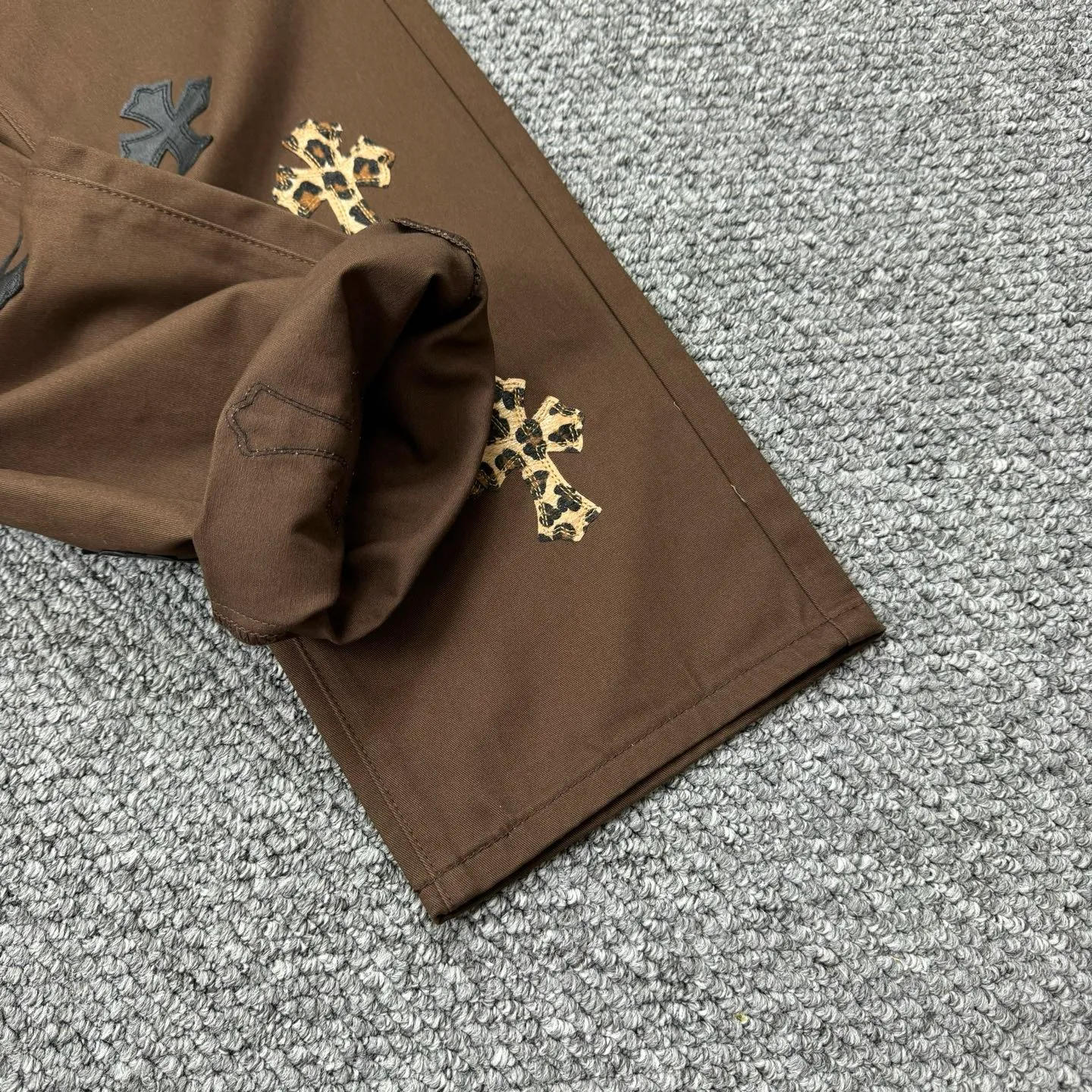 P260 model number: H853 ChromeHearts & ChromeHearts Brown casual pants and jeans. Original hardware and accessories, washed and other hanging tags. The QR code analysis is all from the original factory, with a high degree of restoration. You are welcome to compare with a certain product~ Three-dimensional version Loose and comfortable, not picky about the figure, taller and slimmer, factory Seiko, original factory quality control, same style for men and women, can be matched with couples, versatile recommendation, must-have jeans for all seasons, fashionable people have been disappointed From the quality selection of fabrics, the tailoring of details, and the matching of patterns, everything is impeccable! The upper body is so handsome when worn...it can be easily worn by men, women and children! The craftsmanship is made of heavy-duty washed pure cotton denim fabric. After washing, it is soft and thick and looks very stylish when worn. Size: 28, 30, 32, 34, 36 (S-XXL) Color: Brown